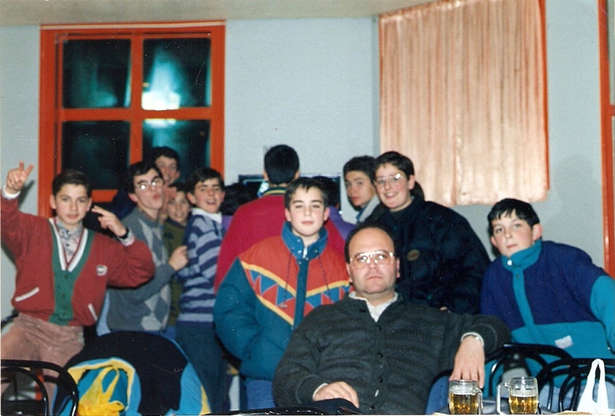 ARCAS REALES: Grupo de alumnos en alguna excursión, mediados de los años 80, en primer plano el P. César Valero (Imagen: Jesús Román Navarro)