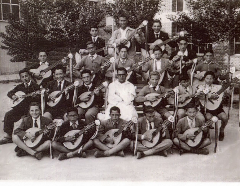 ARCAS REALES: Rondalla 1956, es decir, el primer año del colegio, con el P. Regino (Imagen: Luciano López)